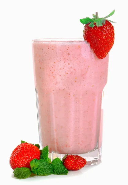 Ένα ποτήρι φρέσκο κρύο φράουλα smoothie, απομονωμένα σε λευκό — Φωτογραφία Αρχείου