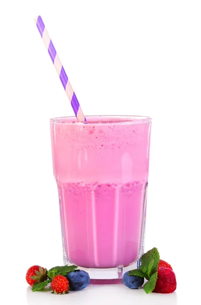 신선한 차가운 음료수와 딸기, 흰색 절연 유리 — 스톡 사진