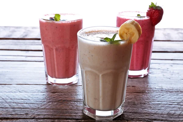 Lunettes de smoothie frais froid aux fruits et baies, isolées sur blanc — Photo