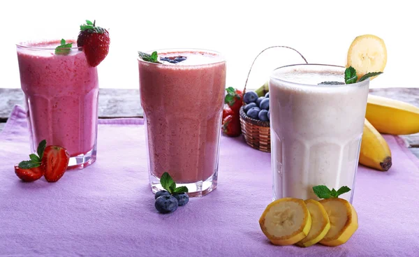 Verse koude smoothie met fruit en bessen, geïsoleerd op wit glazen — Stockfoto