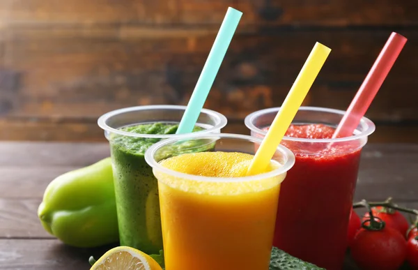 鲜榨果汁混合水果、 木制背景上的健康饮料 — 图库照片