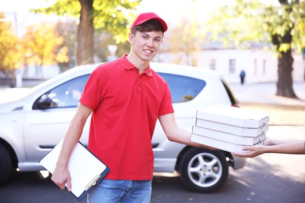 Ragazzo consegna pizza — Foto Stock