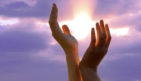 Manos en el cielo de luz solar — Foto de Stock