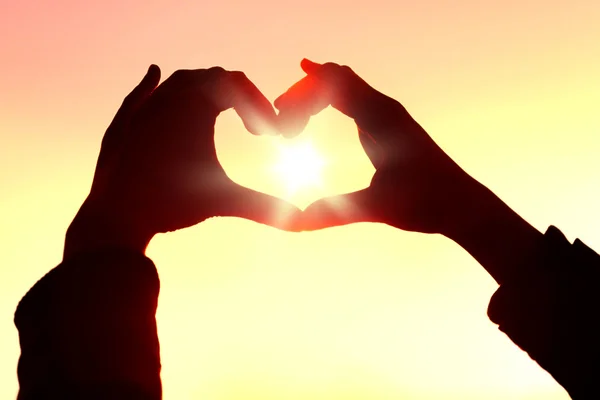 Handen in de vorm van liefde hart — Stockfoto