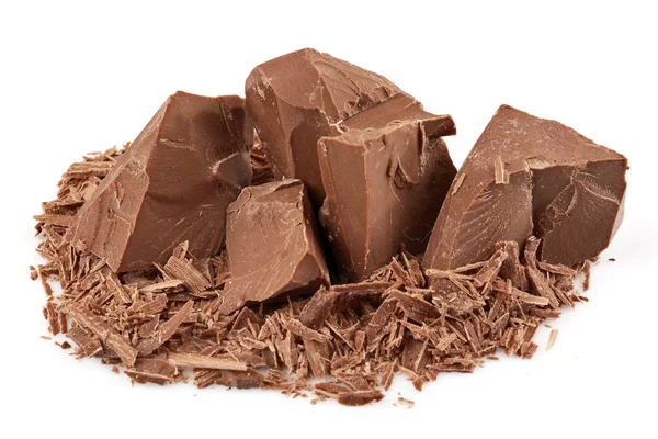 Kawałki czekolady mlecznej i wiórów na białym tle — Zdjęcie stockowe