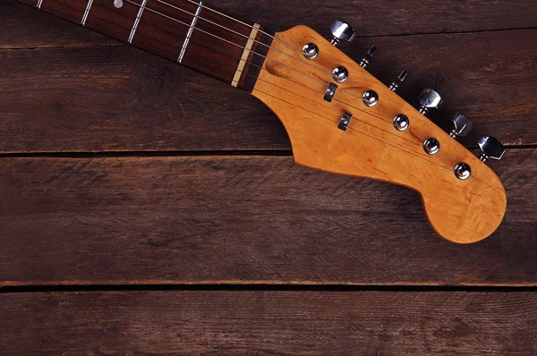 Guitarras elétricas pescoço no fundo de madeira, close-up — Fotografia de Stock