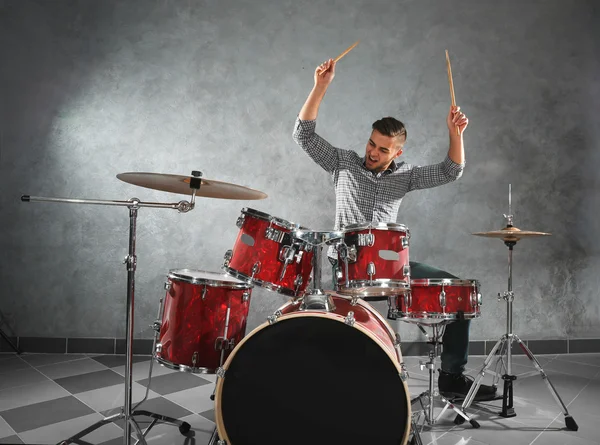 Músico tocando bateria — Fotografia de Stock