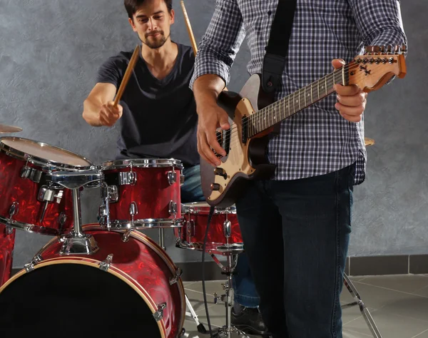 Musicians playing drums and guitar — Stock Photo, Image