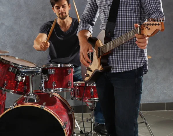 Músicos tocando la batería y la guitarra —  Fotos de Stock