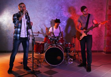 Müzik aletleri çalarken müzisyenler