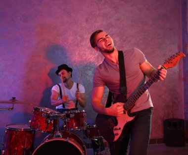 Müzik aletleri oynamaya müzisyenler