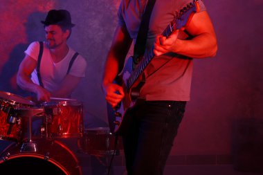 Müzik aletleri oynamaya müzisyenler