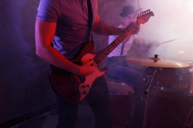 Müzik aletleri oynamaya müzisyenler