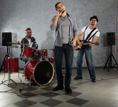 Müzik aletleri çalarken müzisyenler