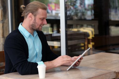 Genç çekici işadamı Öğle Yemeği 