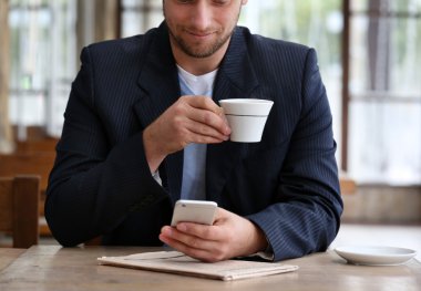 Genç çekici işadamı Öğle Yemeği 