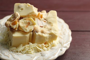 Fındık tabakta renk ahşap arka plan üzerinde beyaz çikolata parçaları