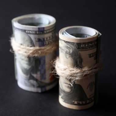 Dolar siyah arka plan üzerine rulo