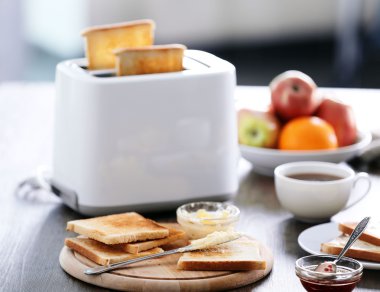 Tablo için kahvaltı tost, kahve ve meyve, yakın çekim