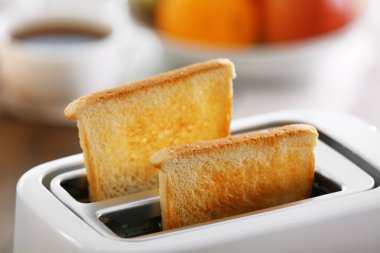 Bir çift kaşarlı tost tost makinesi, yakın çekim