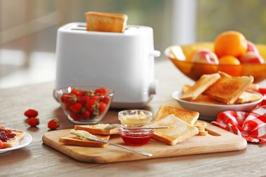 Tablo için kahvaltı tost ve tatlım, yakın çekim