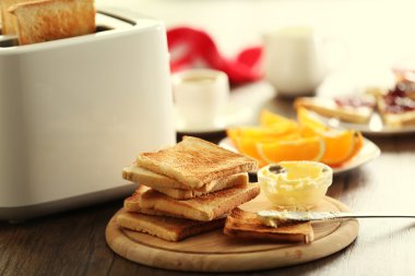 Tablo için tost ve kahve, arka plan bulanık ile Kahvaltı