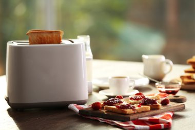 Tablo için tost ve kahve, arka plan bulanık ile Kahvaltı