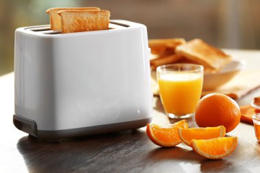 Tablo için tost ve portakal suyu, arka plan bulanık ile Kahvaltı