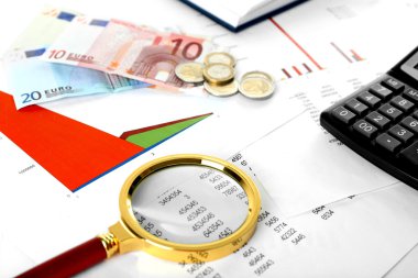 Büyüteç finansal belgeler üzerinde