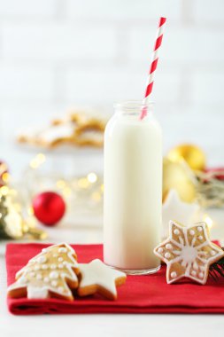 Noel kurabiye ve süt ile güzel kompozisyon