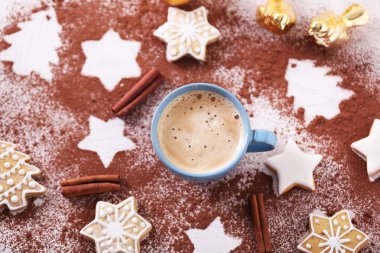 Kapuçino ve Noel kurabiyeleri Kupası ile güzel kompozisyon