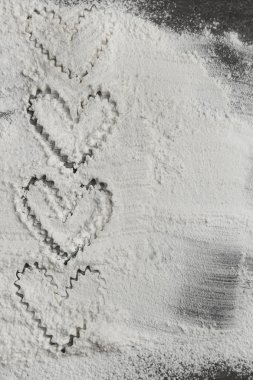 Kalpler un gri arka plan üzerinde