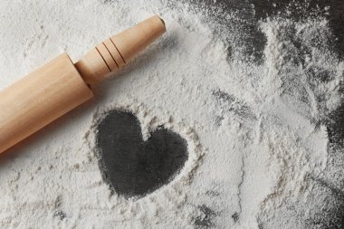 Un ve gri arka plan üzerinde merdane kalp