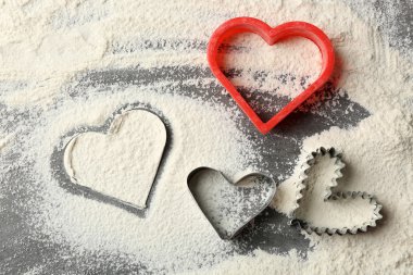 Kalpler un gri arka plan üzerinde