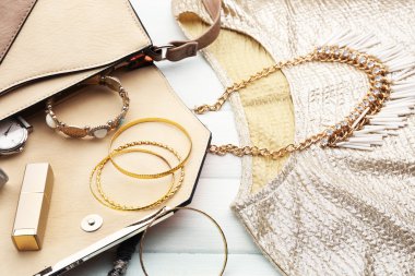 Ahşap arka planda kadın modasının kompozisyonu