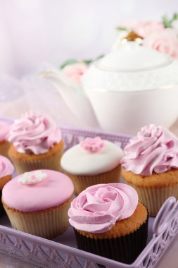 Lezzetli kekler tepsisindeki, yakın çekim