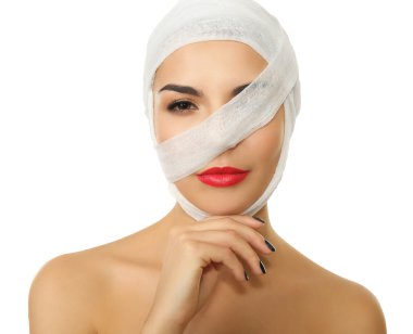 güzel kadın bir sargı bezi ile