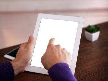 Genç adam onun tablet pc kullanarak yakın çekim