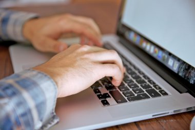 Genç adam, onun dizüstü bilgisayar kullanarak yakın çekim