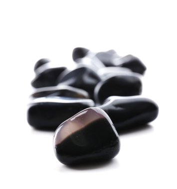 Beyaz arka plan üzerinde izole Siyah Oniks kazık