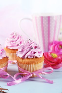 Lezzetli kekler tepsisindeki ışık arka plan üzerinde