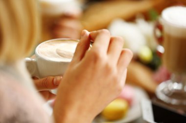 Kafede toplantı ve latte içmek Kadınlar