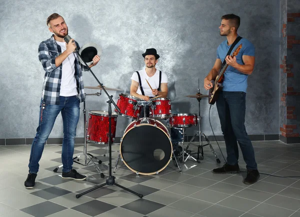 Músicos tocando instrumentos musicales y cantando —  Fotos de Stock