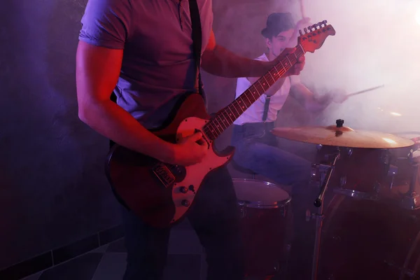 Músicos tocando instrumentos musicales — Foto de Stock