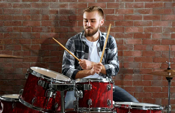 Músico tocando la batería — Foto de Stock