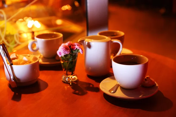 Serwowane drewniany stół z filiżanki kawy i cukru — Zdjęcie stockowe
