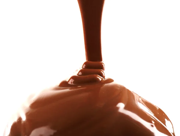 溶かしたチョコレートをトッピング、白、クローズ アップの分離とおいしいカップケーキ — ストック写真