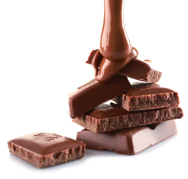 Stukjes chocolade bar en gesmolten topping, geïsoleerd op wit — Stockfoto