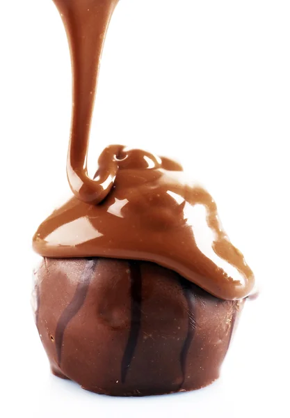 Bolo delicioso com cobertura de chocolate derretido, isolado em branco — Fotografia de Stock