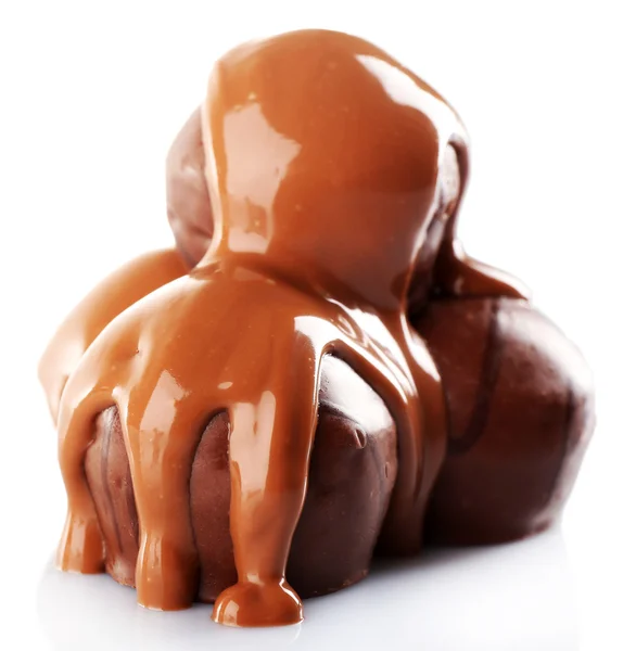 Heerlijke taarten met gesmolten chocolade topping, geïsoleerd op wit — Stockfoto